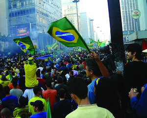 サッカーに熱狂するブラジル人、サンパウロの目抜き通りで.jpg