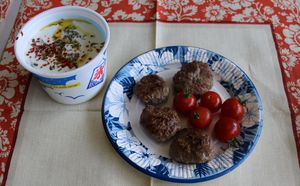 ジャジュク(左:ヨーグルトの冷製スープ)とキョフテ(右:トルコ風ハンバーグ) turkish02.jpg